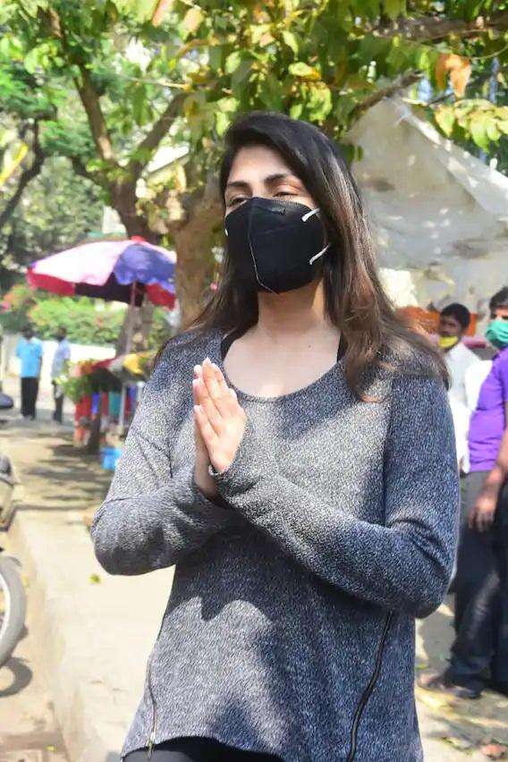 Rhea Chakraborty: इस कोरोना काल में लोगों की मदद के लिए आगे आई ​रिया चक्रवर्ती, कहा मैसेज कर सकते