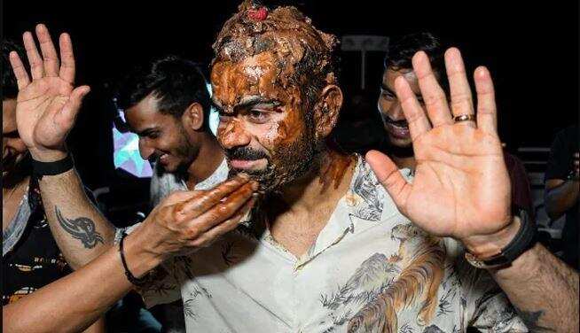 Happy birthday Virat Kohli: जन्मदिन का केक काटने के बाद विराट का हुआ बुरा हाल, तस्वीर देखकर पहचान नहीं पाएंगे