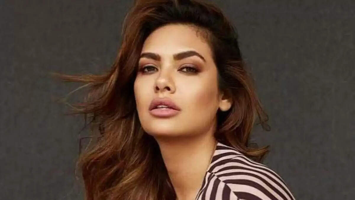 This is what Esha Gupta has to say after reading fake stories about her