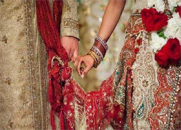 युवक ने एक ही मंडप में की दो महिलाओं संग की शादी 