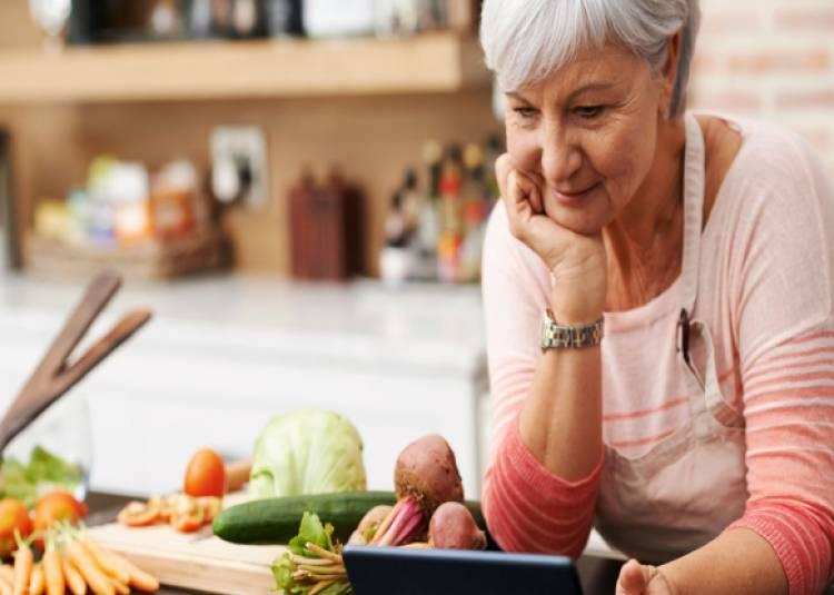 Food Tips: उम्र बढ़ने पर क्या खाएं और क्या नही खाएं?