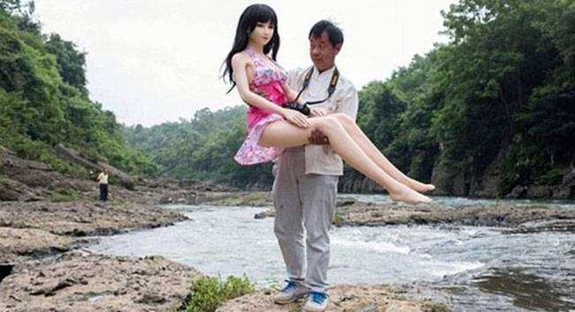 कृत्रिम गुड़िया के प्यार में पड़ गये हैं जापानी पुरुष, जानिये हैरान कर देने वाली बात