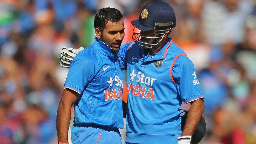 Ind vs HK- दुबई में राष्ट्रगान करते हुए धोनी और रोहित शर्मा ने किया ऐसा काम कि 100 करोड़ भारतवासियों का सीना फूलकर 56 इंच का हो गया है
