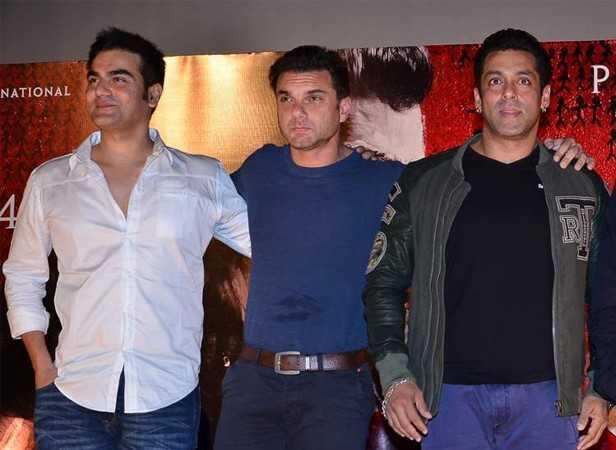 दारू पीकर तीनों खान भाइयों से डांस करवाता था फिल्मों का ये विलेन