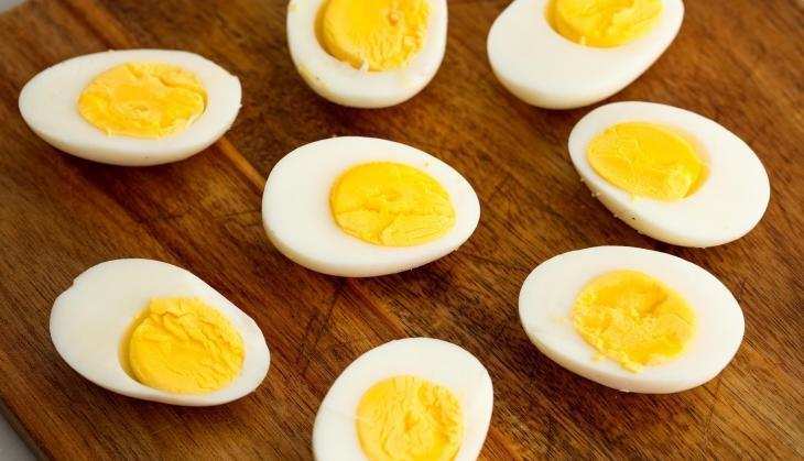 कच्चा अंडा खाने वाले हो जाएँ सावधान , कहीं आपको पड़ न जाये भारी 