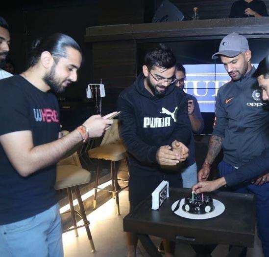 PICS: मैच से पहले कप्तान कोहली ने टीम इंडिया को दी शानदार पार्टी, जानें शिखर ने किस खुशी में काटा केक…