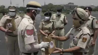 Delhi के आईपीएस अधिकारी ने जरुरतमंद को इम्यूनिटी किट, मास्क बांटे