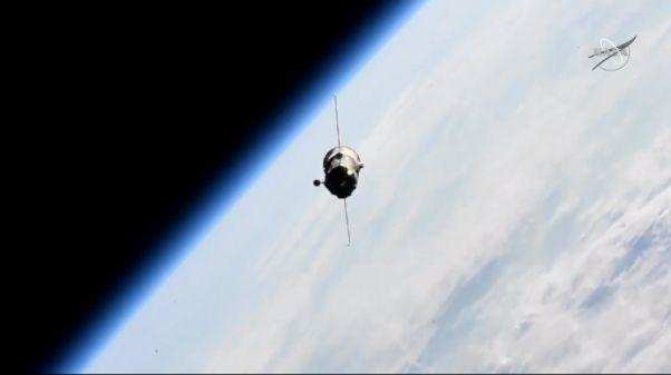 अंतरिक्ष में हेमीज़ रेजोलिथ प्रयोग कर रहा है। 