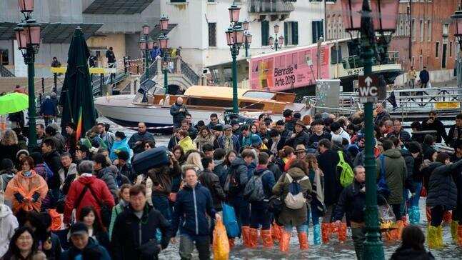 इटली में आया भंयकर समुद्री ज्वारीय तूफान, वेनिस शहर पानी में डूबा और तटीय इलाको में हाई अलर्ट