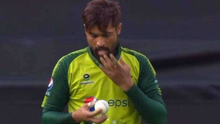 ENG vs PAK 1st T20: पहले टी 20 में तेज गेंदबाज Mohammad Amir ने किया ICC के नियम का उल्लंघन