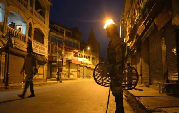 Ahmedabad Curfew: कोरोना रोकने के लिए 57 घंटे का कर्फ्यू, अहमदाबाद के बाजारों में उमड़ी भीड़
