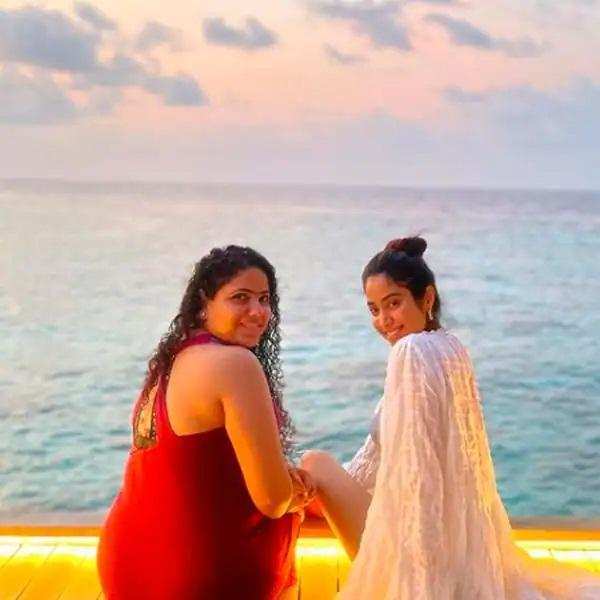 Janhvi Kapoor: दोस्तों के साथ मालदीव की वादियों में मस्ती कर रही जाह्नवी कपूर, सामने आई तस्वीरें