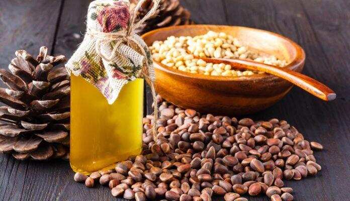 देवदार तेल के 5 सौंदर्य लाभ जो आपके बालों के लिए फायदेमंद हैं