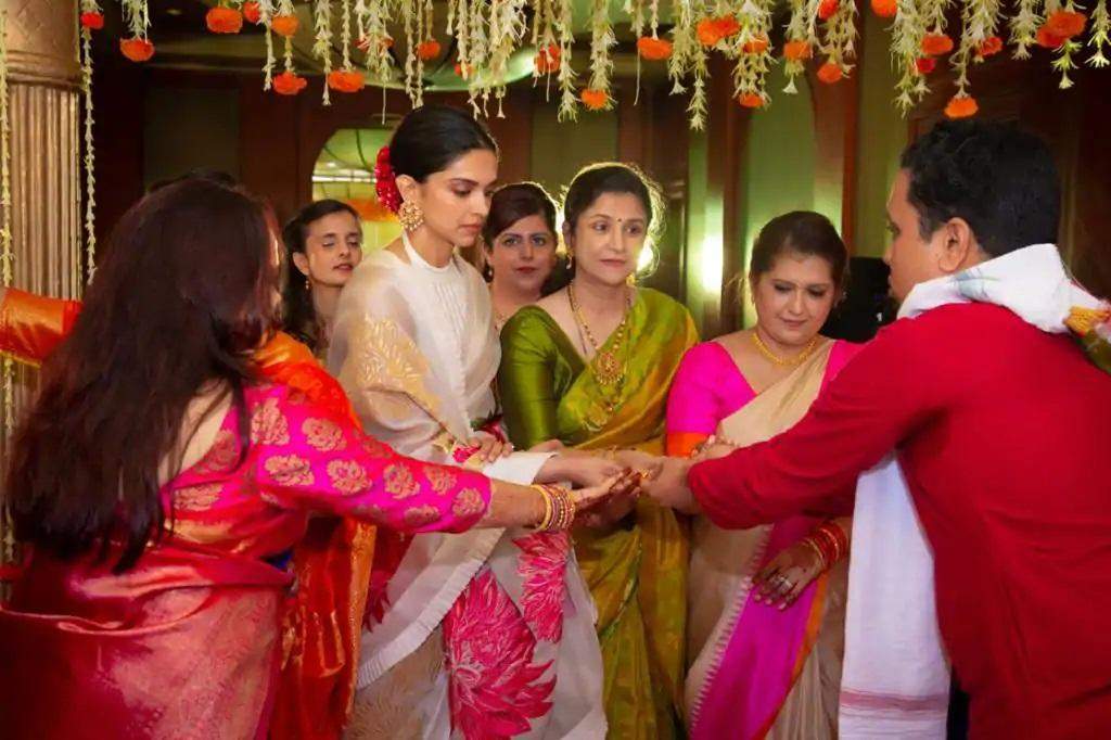 शादी में गॉसिप करते हुए नजर आए दीपिका पादुकोण और रणवीर सिंह