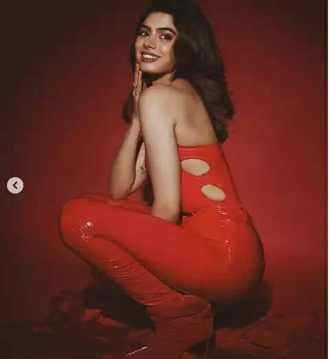 Khushi Kapoor: सोशल मीडिया पर वायरल हुआ खुशी कपूर का ग्लैमरस अवतार