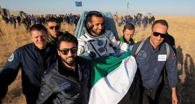 पृथ्वी पर पहला संयुक्त अरब अमीरात अंतरिक्ष यात्री लौटा