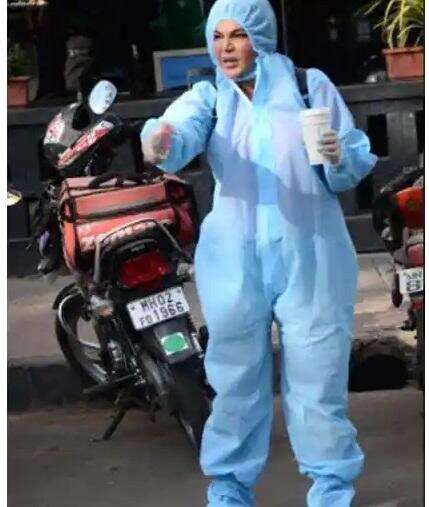 Rakhi Sawant: कोरोना काल में मुंबई की सड़कों पर पीपीई किट में नजर आई राखी सावंत, वायरल तस्वीरें और वीडियो