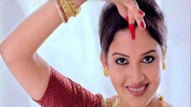 सुहागन महिलाएं इस तरह से लगाए मांग में सिंदूर,पति की होगी लंबी उम्र