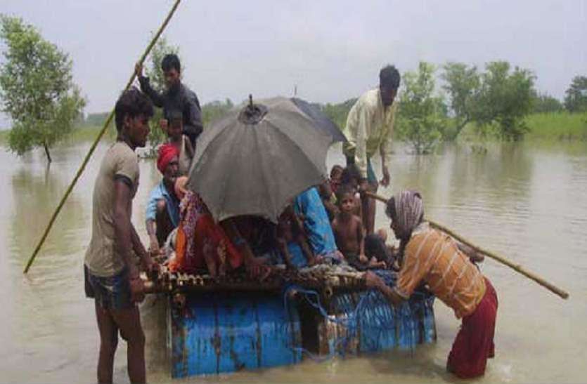 बिहारः बाढ़ से ऐसे हुए हालात कि ड्रम की नाव पर विदा हुई दुल्हन