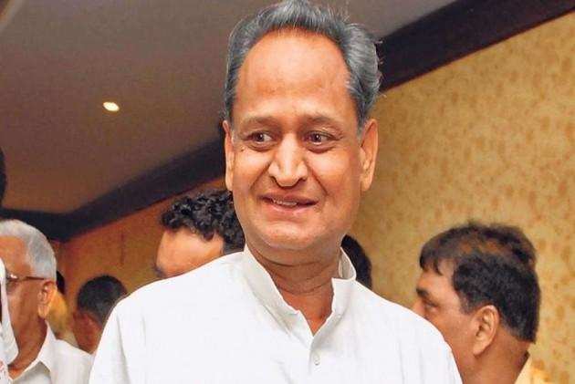 Rajasthan Govt Crisis: विधायक दल की बैठक में अब तक पहुंचे 102 एमएलए, जानें बड़ी बातें
