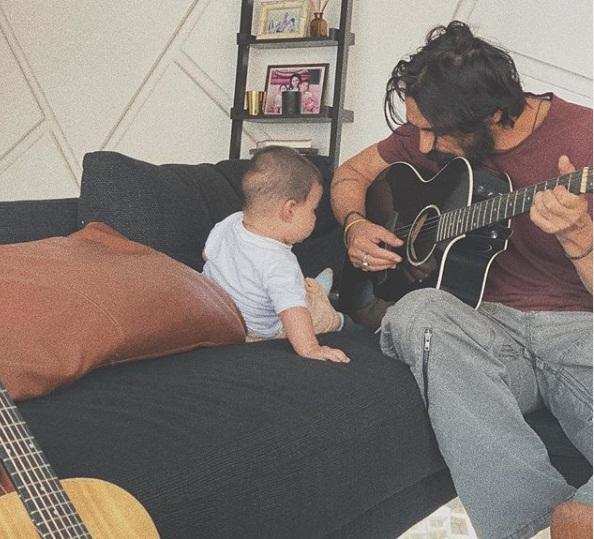 अपने शहजादे को गिटार सिखाते हुए नजर आ रहे अर्जुन 