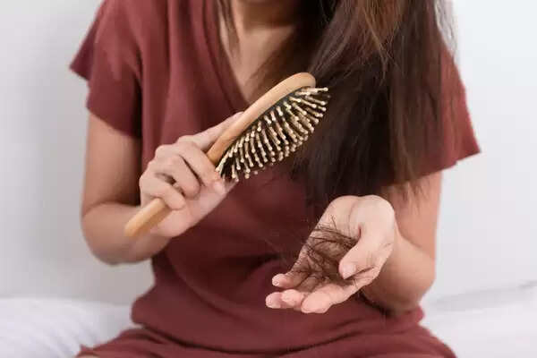 Hair Tips: कम उम्र में बाल झड़ते हैं? इससे छुटकारा पाने के लिए यहां कुछ उपाय दिए गए हैं