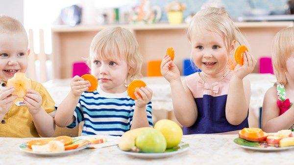 बच्चा खाना खाने में करता है नखरे, तो आजमाएं इन नुस्खों को 