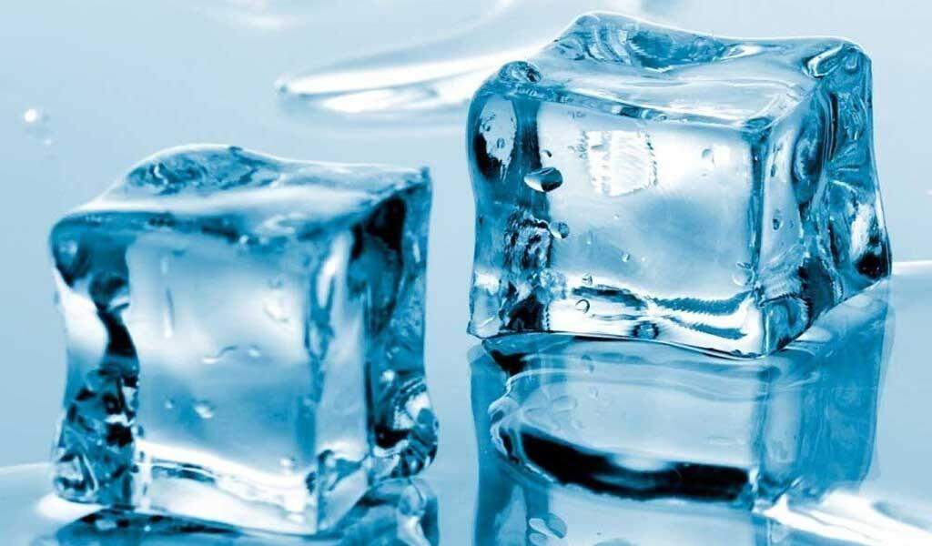 सावधान – अगर आप भी खाते है फ्रीज में जमीं हुई बर्फ तो हो सकती है ये बीमारी