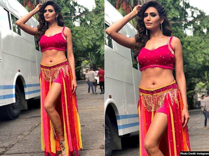 Karishma Tanna Sexy Photo: करिश्मा तन्ना ने शेयर की सेक्सी बिकिनी फोटो, फैन्स बोले- आग लगा दी आग