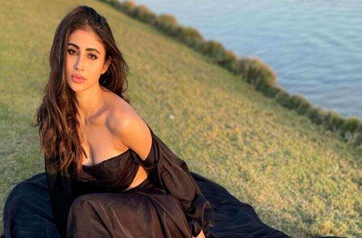 MOUNI ROY दुबई के जू में मस्ती करते हुए आई नज़र