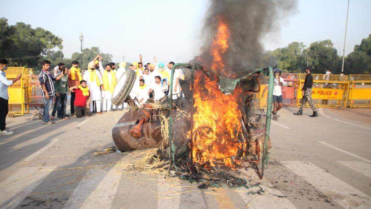 Punjab youth congress ने इंडिया गेट के पास ट्रैक्टर में लगाई आग, 5 हिरासत में