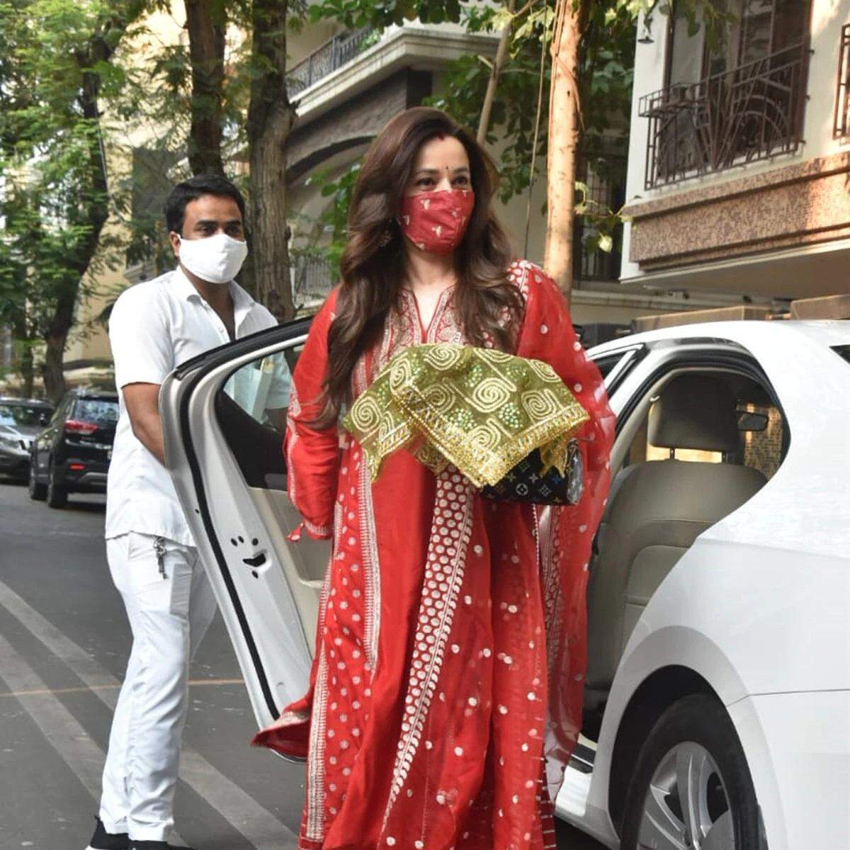 karwa Chauth 2020: अनिल कपूर के घर करवा चौथ की पूजा के लिए रवाना हुई शिल्पा शेट्टी और नीलम कोठारी