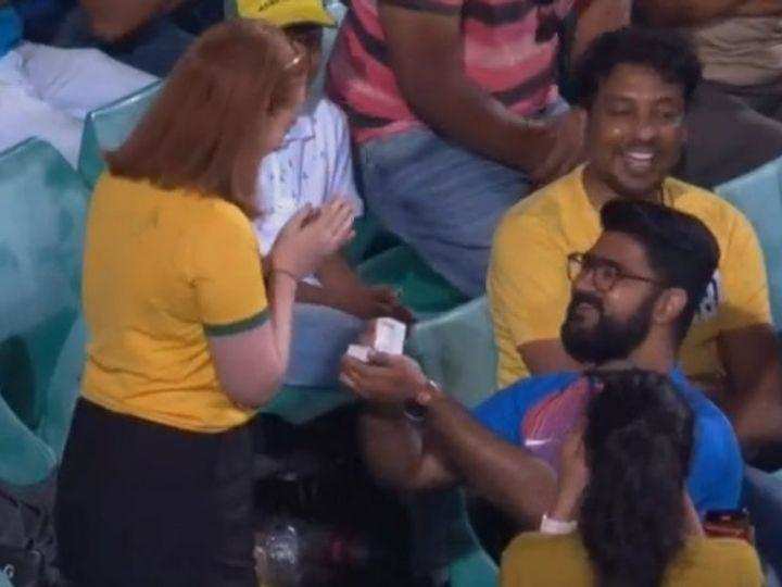 Video:टीम इंडिया हारी पर भारतीय फैन ने अपनी ऑस्ट्रेलियन गर्लफ्रेंड को KISS करके किया प्रपोज