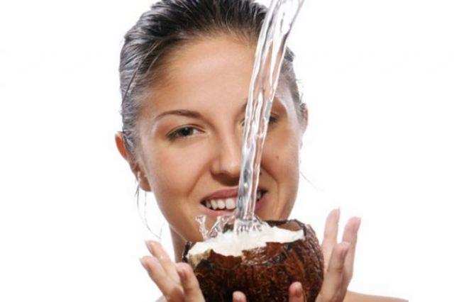 नारियल पानी से चेहरा धोना दे सकता है आपको खुबसूरत  स्किन 