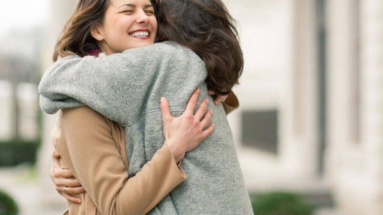 गले लगने से खुशी ही नहीं स्वास्थ्य भी आता है बेहतर स्थिति में 