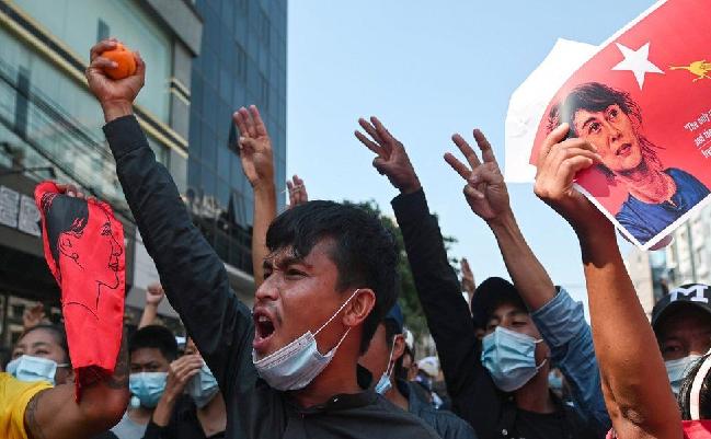 Myanmar Coup: तख्तापलट के बाद म्‍यांमार में प्रदर्शन जारी, सड़कों पर उतरे हजारों लोग….