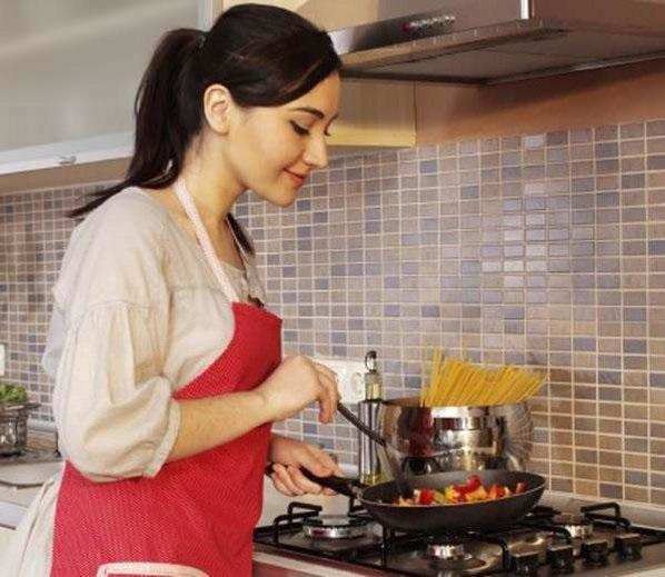 Vastu tips: घरवालों की सेहत बिगाड़ देगा गलत दिशा में बना भोजन
