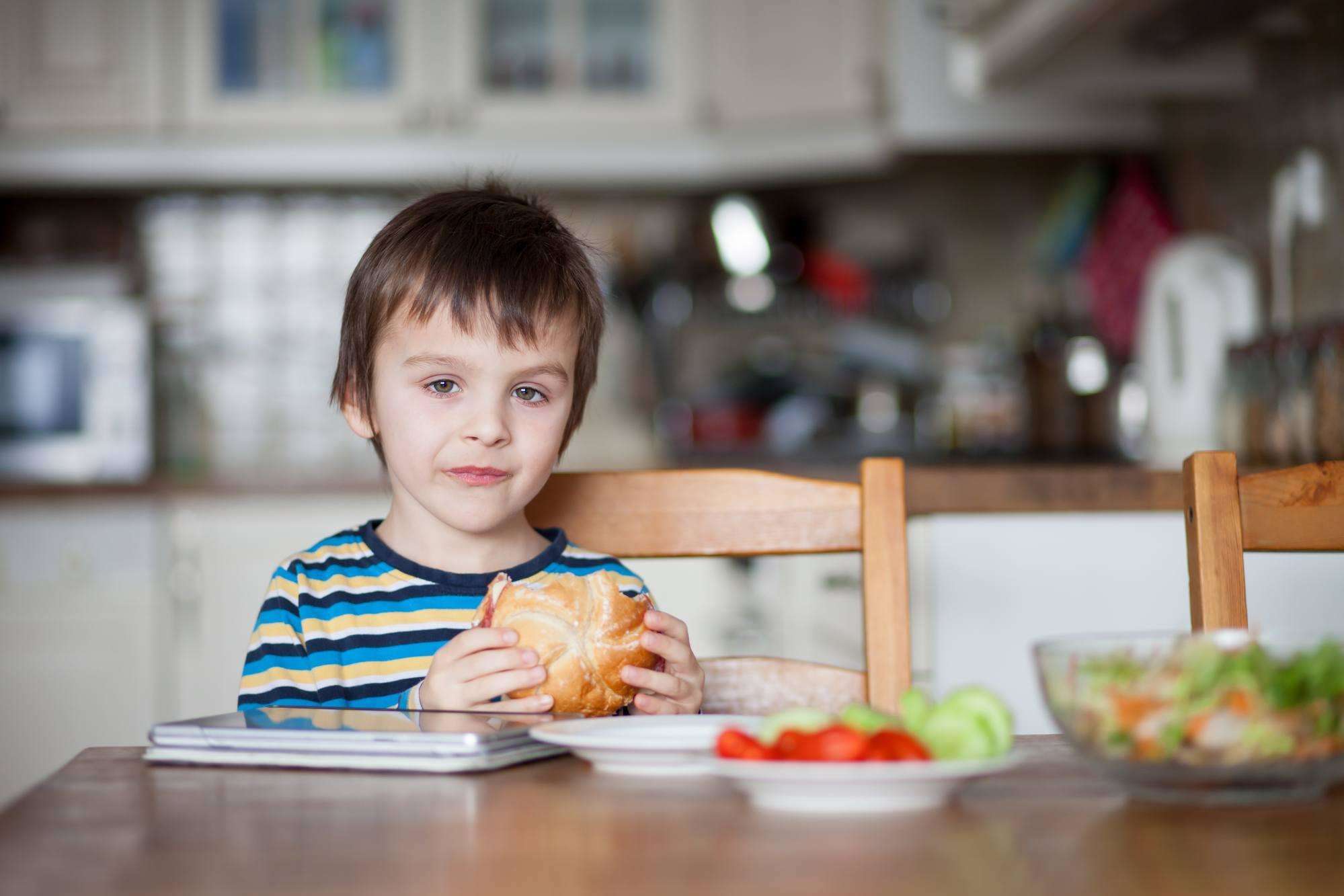 बच्चों को समझाएं, हैपी और हेल्थी खाने का फर्क