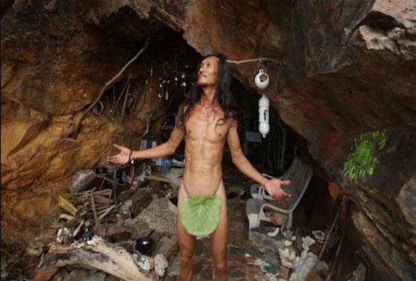 बिना कपड़ों के गुफा में रहता है यह शख्स, मिलने के लिए खिंची चली आती हैं महिलाएं