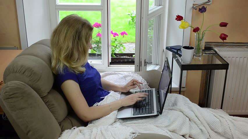 ऑनलाइन जॉब करना है आसान महिलाएं भी घर बैठे कमा सकती है रुपये