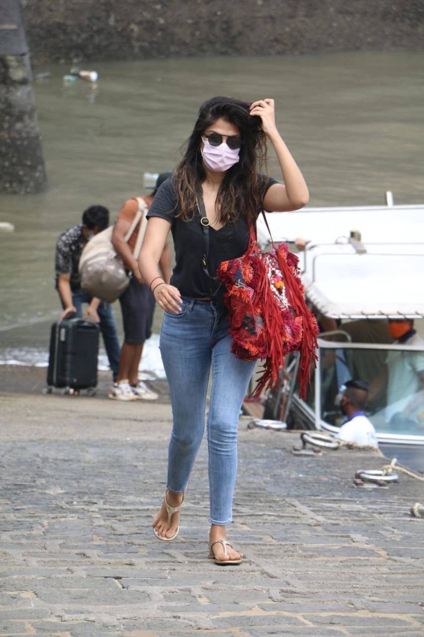 Rhea Chakraborty: कोरोना ने ले ली अभिनेत्री रिया चक्रवर्ती के इस करीबी की जान, शेयर किया इमोश्नल पोस्ट