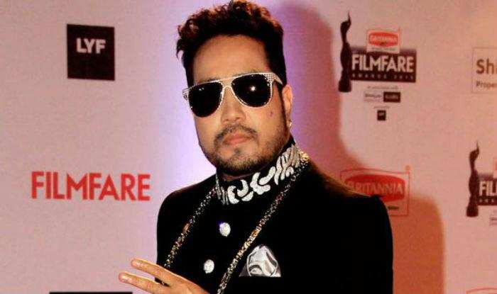 गायक मीका सिंह पर लगा सेक्सुअल हरासमेंट का आरोप, हुए गिरफ्तार