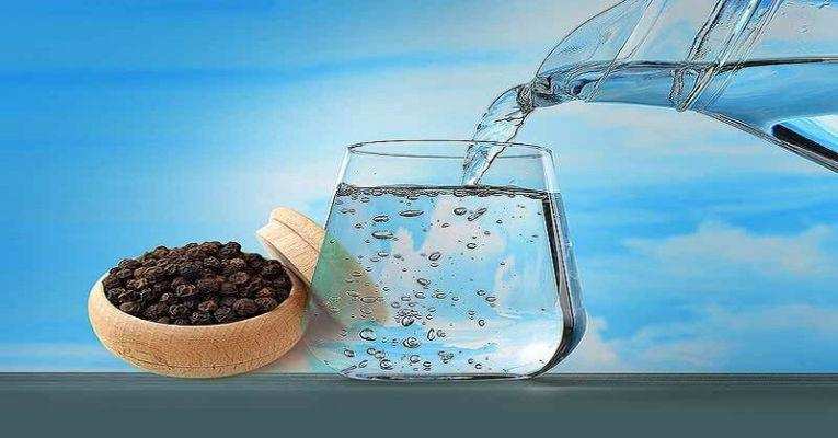 Health First: काली मिर्च को गुनगुने पानी के साथ खाने के ये फायदे हैं