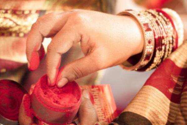सुहागन महिलाएं इस तरह से लगाए मांग में सिंदूर,पति की होगी लंबी उम्र
