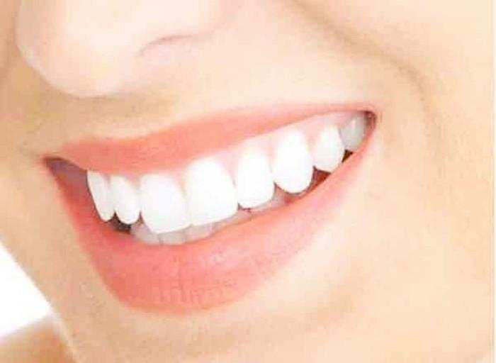 अगर चाहते हो अपने दांतों को साफ दिखाना तो बनायें और अपनायें ये होममेड टूथपेस्ट