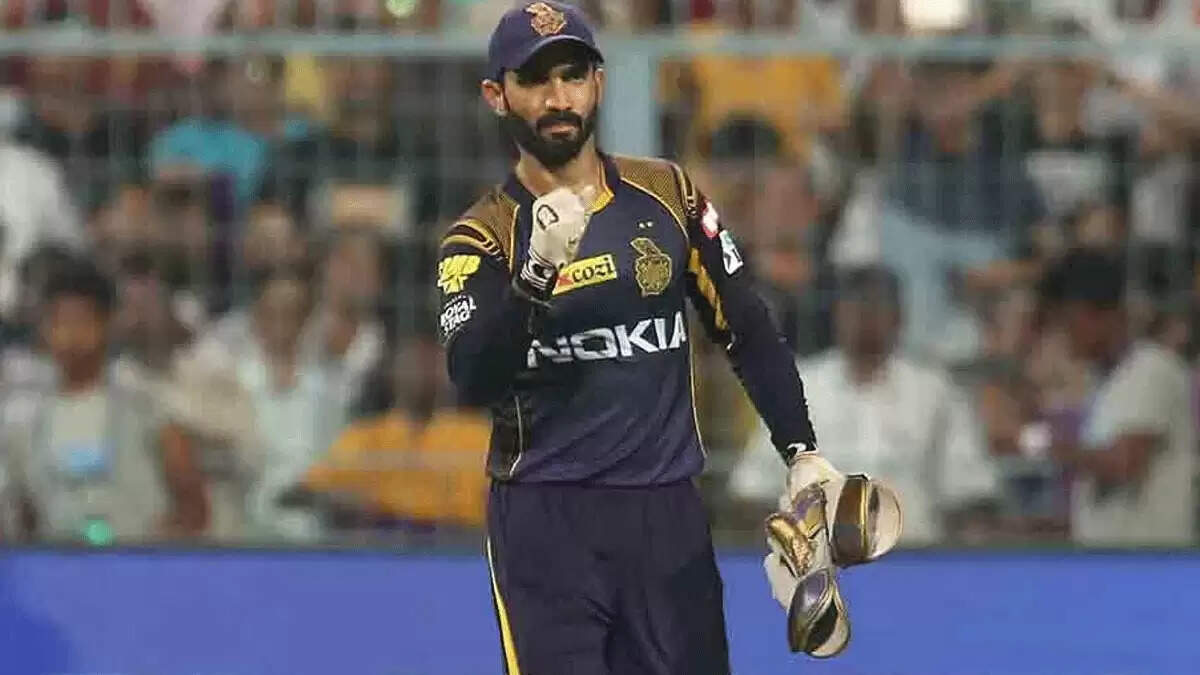 Dinesh Karthik ने बल्ले  की तुलना पड़ोसी की  पत्नि से की ,कॉमेंट्री के दौरान किया विवादित कमेंट