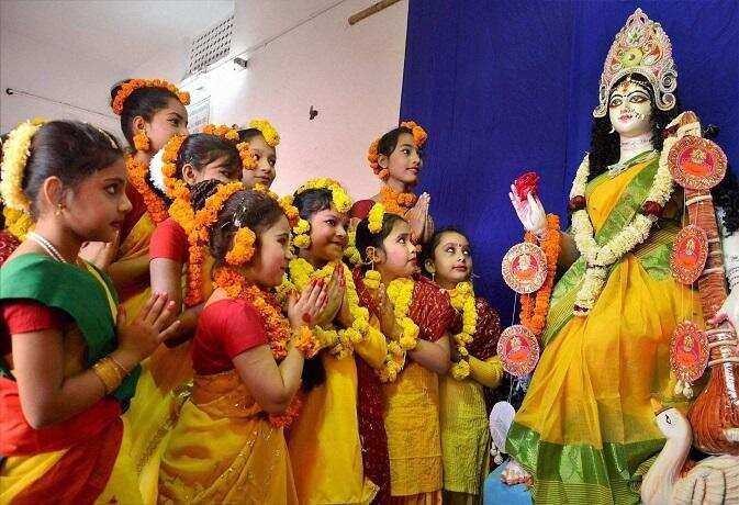 Saraswati puja mantra and aarti: सरस्वती पूजा में करें इन मंत्रों का जाप गाएं ये आरती