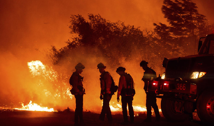 California wildfires: कैलिफोर्निया के जंगलों में भीषण आग, 5 लाख लोगों को छोड़ना पड़ रहा घर