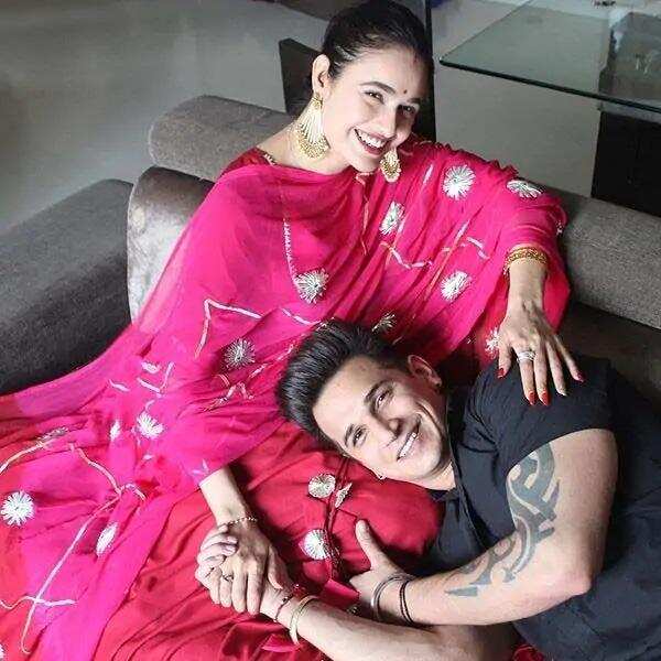 Karwa Chauth 2020: TV की इन अभिनेत्रियों ने इस अंदाज में अपने पतियों के साथ मनाया करवा चौथ का त्योहार, देखें तस्वीरें