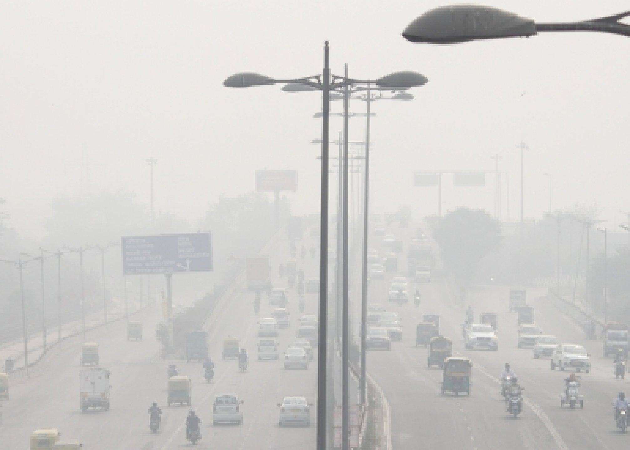 लैंडफिल की आग से राजधानी Delhi में वायु प्रदूषण, एमसीडी कमिश्नर तलब